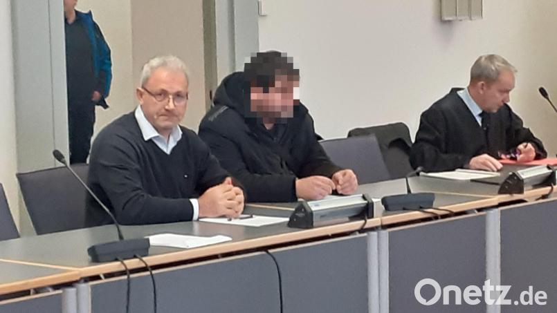 Der Geisterfahrer in der Mitte sitzend, zwischen seinem Verteidiger (rechts) und einem Dolmetscher (links). Bild: Wolfgang Fischer
