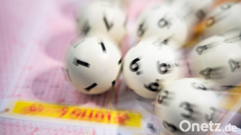 Lotto-Kugeln liegen auf einem Lottoschein. Bild: Tom Weller/dpa/Symbolbild