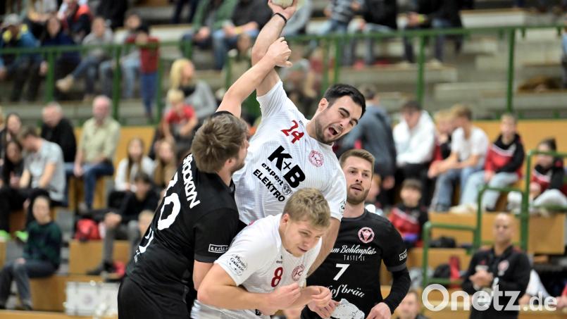Mit der Partie bei der HSG Erlangen/Niederlindach starten die Handballer des HC Sulzbach ins neue Jahr. Das Bild zeigt Aleksa Mikovic im Spiel gegen Erlangen-Bruck II (30:30) beim Wurf. Archivbild: Hubert Ziegler