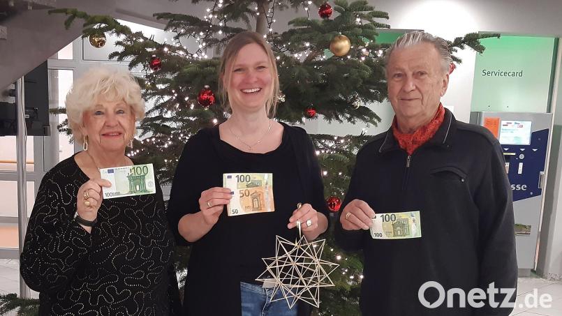 Das Ehepaar Mohr übergab die Spende über 350 Euro samt hübschem Zahnstocher-Stern an Dr. Sonja Gromer (Mitte) vom Kinderpalliativteam. Bild: Klinikum/Uschold/exb