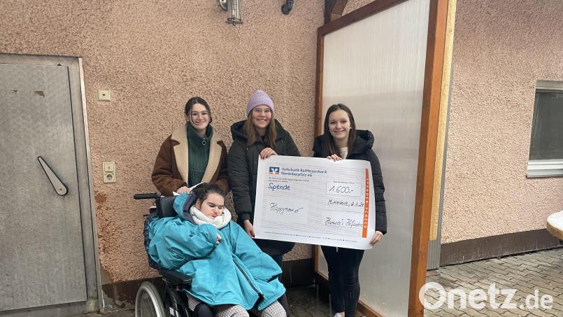 Das Bild zeigt (von links) Vorsitzende Eva Wuttke mit ihrer Schwester Marie, Julia Kempf und Hannah Seitz-Hartwich bei der Spendenübergabe (von links). Bild: Florian Krieglsteiner/exb