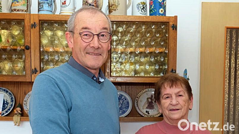 Bürgermeister Erwin Geitner gratuliert Maria Gattaut zum 85. Geburtstag. Bild: gau