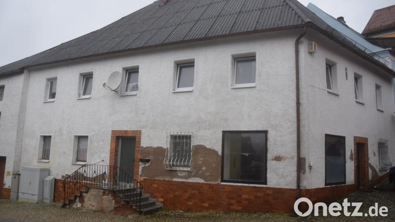 Kein Aushängeschild am Marktplatz Leuchtenberg: das Hardt-Haus. Die Gemeinde ist nun Besitzer und geht auf Ideensuche für eine Weiterverwendung. Bild: fz