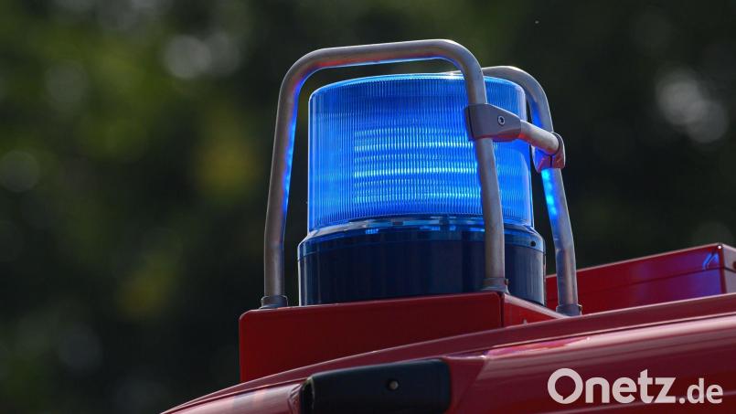 Ein Blaulicht leuchtet auf dem Dach eines Einsatzfahrzeugs der Feuerwehr. Bild: Robert Michael/dpa-Zentralbild/ZB/Symbolbild