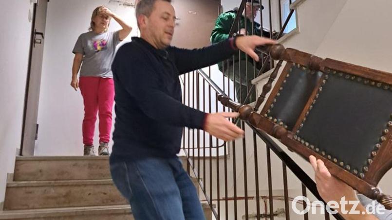 Die Welttheater-Crew in Amberg hätte fast nasse Füße bekommen. Am Tag vor Heiligabend musste der Fundus an der Vils geräumt werden. Bild: Julia Simbeck