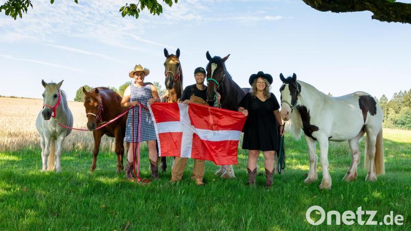 Die drei Auswanderer Stefanie und Mario Mandry sowie Nathalie Gallitzdörfer (von links) zeigen Flagge für ihre neue Heimat Dänemark. Ihre fünf Pferde sind im Herbst mit von Letzau nach Vojens umgezogen. Bild: exb/Mandry