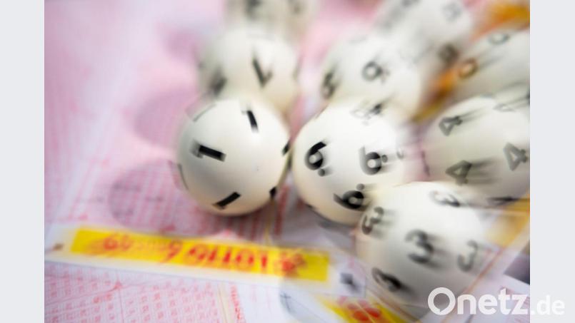 Lotto-Kugeln liegen auf einem Lottoschein. Bild: Tom Weller/dpa/Symbolbild