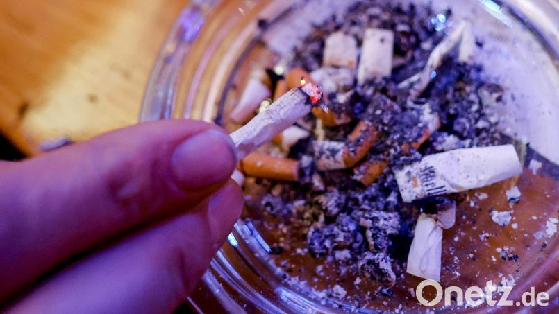 Die letzte Kippe: Innerhalb von zehn Tagen sollte man den Tag des Rauchstopps festlegen. Bis dahin bleibt genug Zeit, um zu überlegen, in welchen Situationen man immer raucht und wie sich diese Situationen verändern oder vermeiden lassen. Symbolbild: Axel Heimken/dpa