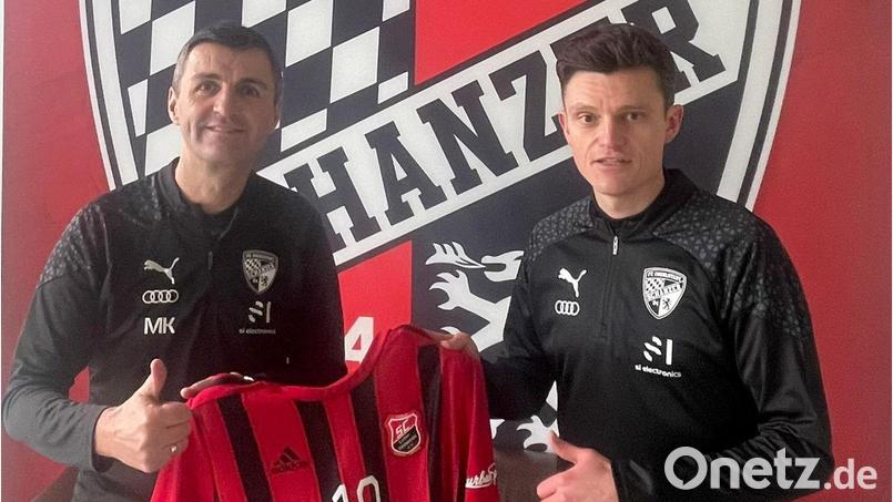Benjamin Urban (rechts) macht im schwarzen Trainingsanzug des FC Ingolstadt eine ganz gute Figur. Als Dank für die Hospitation überreichte der Spielertrainer des SC Luhe-Wildenau ein Trikot des Landesligisten an FCI-Cheftrainer Michael Köllner. Bild: Urban