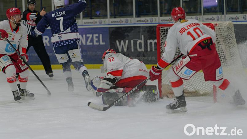 Luca Gläser, der hier nach seinem Treffer zum 1:1 jubelt, hat seinen Vertrag um ein Jahr verlängert. Bild: Elke Englmaier