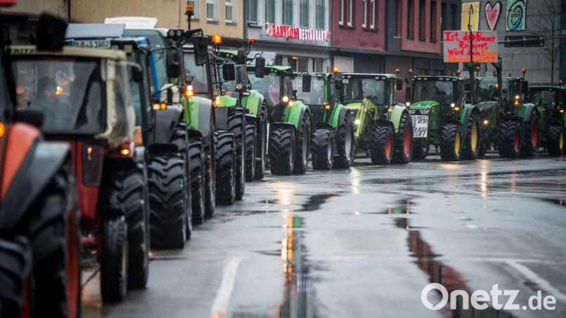 Auch für die Bereiche Vohenstrauß und Eschenbach sind jetzt Protestzüge von Landwirten angekündigt. Symbolbild: Christian Knieps/dpa