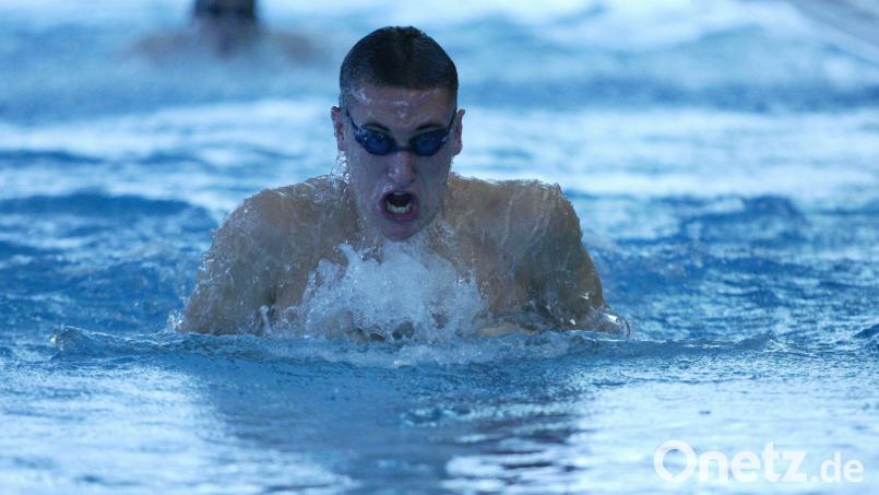 Maximilian Schenke beim Training vor knapp 20 Jahren im Weidener Realschulbad. Der 38-Jährige wohnt wieder in Schwarzenfeld und ist auch Teamarzt beim Deutschen Basketball-Bund. Bild: A. Schwarzmeier