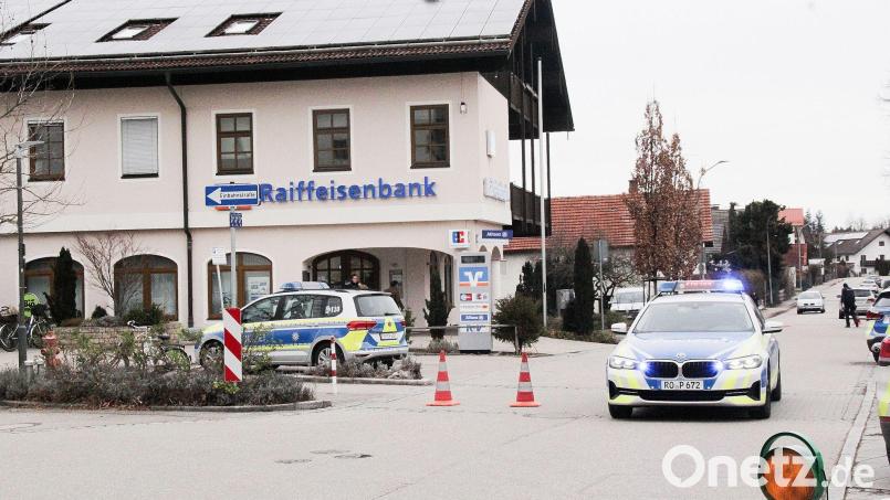 Die Polizei steht nach dem Geldtransporterüberfall vor der Raiffeisenbank in Großkarolinenfeld. Bild: Josef Reisner/dpa