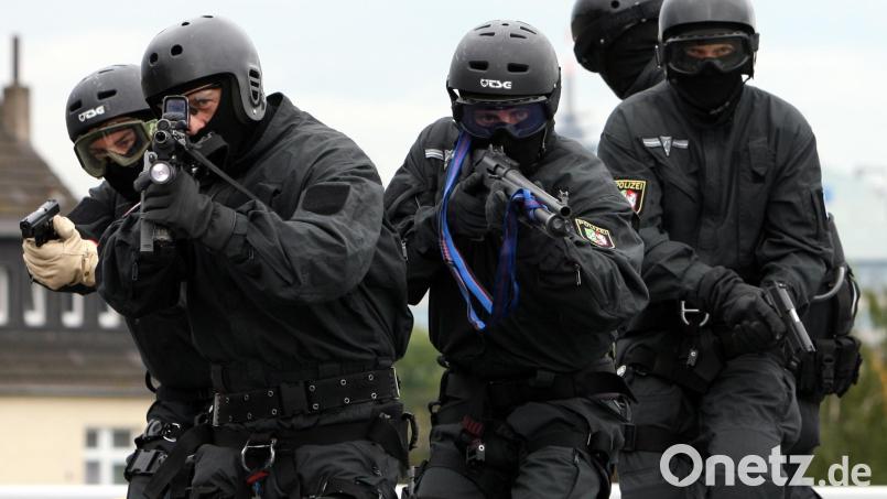 Wegen einer "Bedrohungslage mittels Schusswaffe" rückte in Regenstauf (Landkreis Regensburg) auch das Sondereinsatzkommando (SEK) an. Symbolbild: Franz-Peter Tschauner/dpa