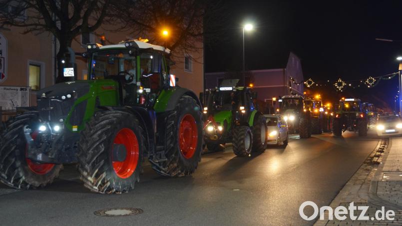 260 Fahrzeuge und 500 Teilnehmer zählte die Polizei bei der Demonstration der Landwirte gegen die Abschaffung von Agrar-Subventionen am Vorabend zum Dreikönigstag auf dem Vohenstraußer Marktplatz. Von Lohma aus zog sich der Korso über die Innenstadt von Vohenstrauß bis nach Altenstadt und wieder zurück. Bild: dob