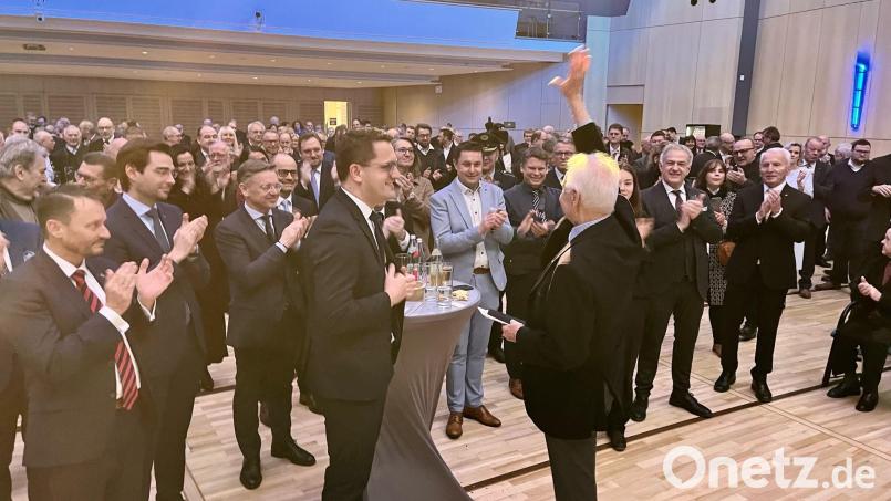 Edmund Stoiber (vorne, Mitte) winkt und spricht dem CSU-Europaparlamentarier Christian Doleschal in der Max-Reger-Halle Mut zu. Mit vielen Positionen des früheren Ministerpräsidenten ist auch SPD-Oberbürgermeister Jens Meyer (links) einverstanden, der kräftig applaudiert. Bild: Gabi Schönberger