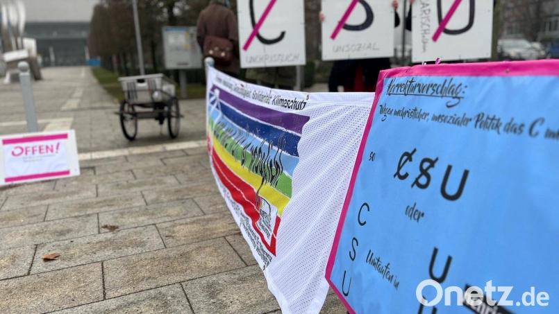 Protestplakate gegen die CSU vor der Max-Reger-Halle. Bild: Gabi Schönberger