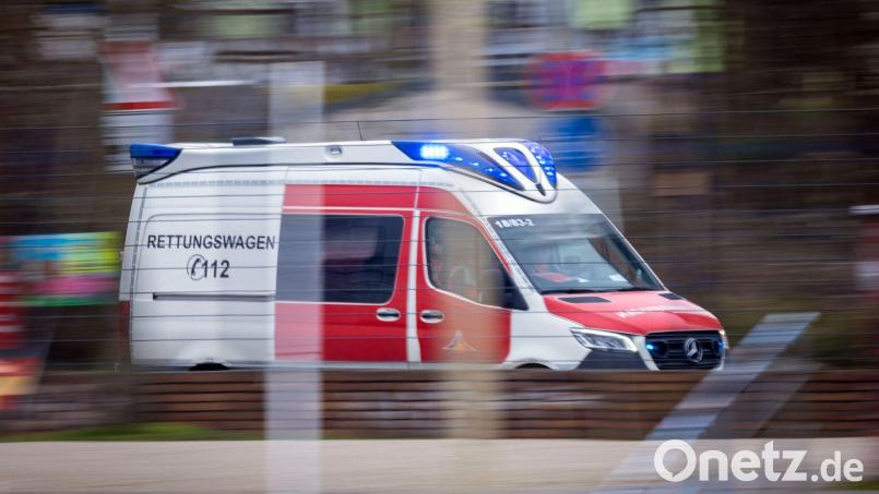 Ein Mann erliegt nach einem Zusammenstoß mit einem Auto seinen Verletzungen am Unfallort. Symbolbild: Jens Büttner /dpa