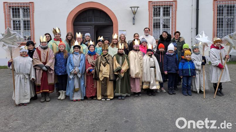 Die Michelfelder Sternsinger zusammen mit den Betreuerinnen Regina Lord und Anita Kohl sowie Diakon Franz-Josef Reck (hinten von rechts). Bild: ll