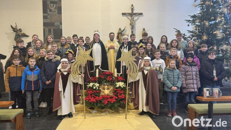 Pfarrer Dominik Mitterer inmitten einem Teil seiner Sternsinger. Bild: Valentin Böhm/exb