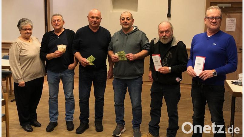 Freuen sich über einen gelungenen Preisschafkopf: Vorsitzende Rita Brunner (von links), Stefan Dippl, Hermann Lettner, Jürgen Plößl, Richard Wagner und Reiner Sirtl. Bild: ffz