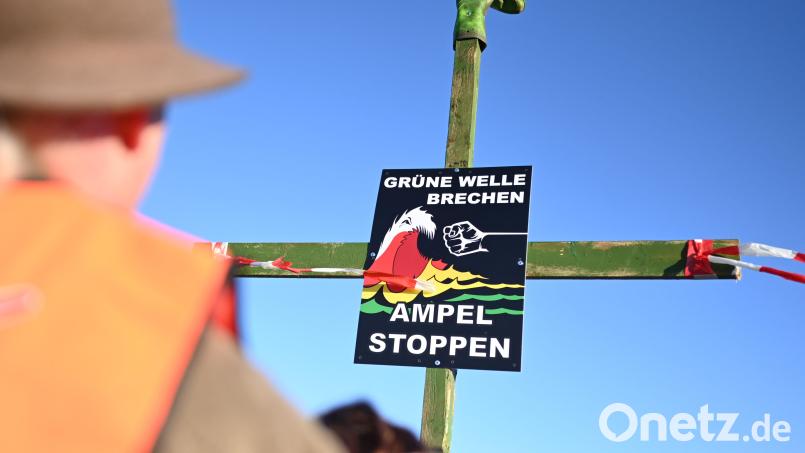 &quot;Grüne Welle brechen, Ampel stoppen&quot; steht auf einem Plakat der Bewegung &quot;Land schafft Verbindung&quot; (LSV) an einem Kreuz mit einem Gummistiefel an der Spitze. Bild: Lars Penning/dpa