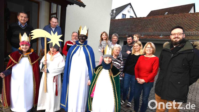 Eine Gruppe der Illschwanger Sternsinger bei den Familien Koller und Blos in Illschwang mit Pfarrer Johannes Arweck (rechts). Bild: no