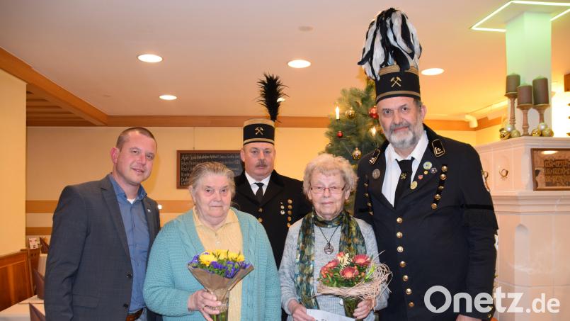 Ehrungen beim Bergknappenverein Königstein mit (von links) Bürgermeister Jörk Kaduk, Anna-Maria Specht, Richard Luber, Gerda Ziegler und Manfred Stollner. Bild: wku
