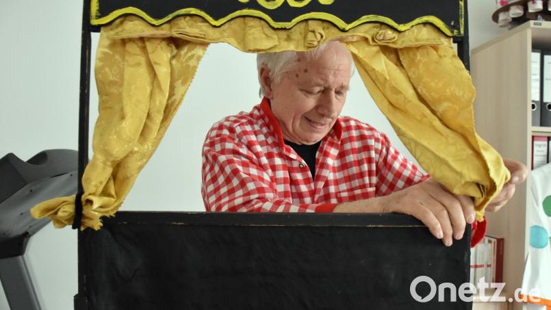Der Vorhang schließt sich: Manfred Grüssner beendet seine Theatertätigkeiten. Das kleine Bauchladentheater ist nur eines der vielen Requisiten, die den 77-Jährigen an die Hochzeiten seiner Theaterkarriere erinnern. Bild: ubb