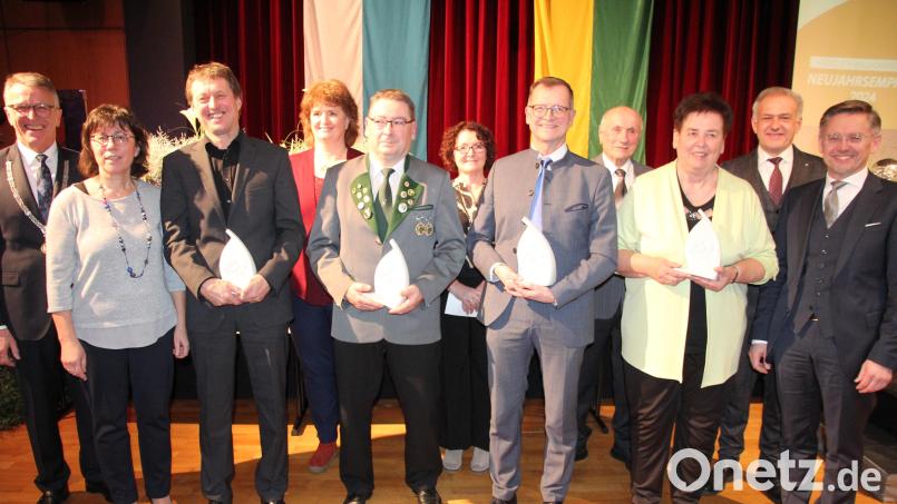 Traditionell wurde beim Neujahrsempfang der Ehrenpreis der Stadt, der „Turso“-Orden, verliehen. Im Bild die Geehrten mit ihren Ehe- oder Lebenspartnern: (von links) Bürgermeister Franz Stahl, Sabine und Walter Siegert, Martina Lamontagne, Franz Zeitler, Maria und Helmut Wolfrum, Horst und Olga Haidl, Landrat Roland Grillmeier und MdL Tobias Reiß. Bild: kro