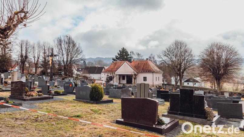Insbesondere für die Benutzung des Leichenhauses (hinten Mitte) fallen seit heuer höhere Gebühren an. Die derzeit laufende Wiedererrichtung der Friedhofsmauer (Absperrband) hat damit wenig zu tun. Bild: Susanne Forster