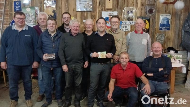 Die Bürgermeister Thomas Schönberger und Julian Kraus sowie Vereinschef Wolfgang Koppmann ehren die besten Spieler und Losgewinner beim Schafkopfturnier. Grund zur Freude hat Sieger Josef Fenzl (stehend 3. von rechts) Bild: bk