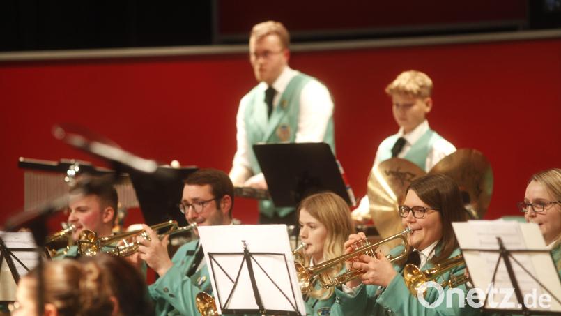 Die Musiker des Jugendblasorchesters Nabburg begeistern die Zuhörer in der voll besetzten Nordgauhalle mit konzertanter Blasmusik. Bild: Hirsch
