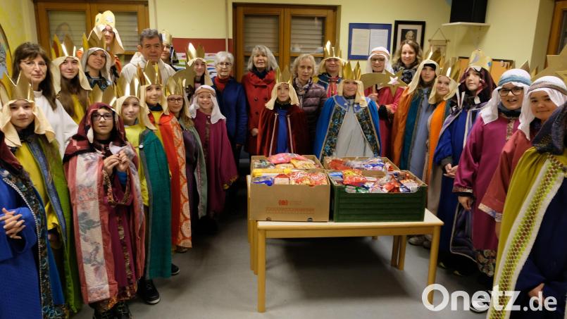 Die Flosser Sternsinger spenden ihre Süßigkeiten an die Tafel. Bild: le