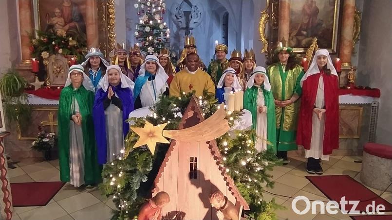 Die Sternsinger aus Etsdorf brachten den Dorfbewohnern einen Segen. Bild: Angelika Engelhardt/exb