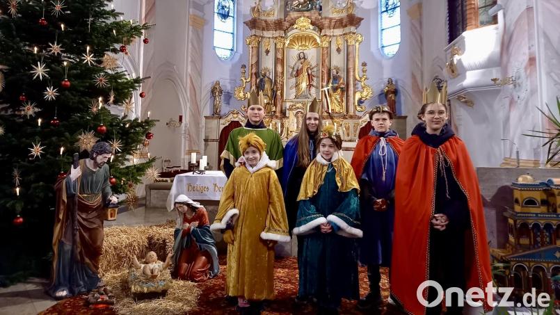 Bevor die Sternsinger in Kohlberg von Haus zu Haus ziehen, werden sie in der Kirche ausgesandt. Bild: Pfarrer Varghese Puthenchira/exb