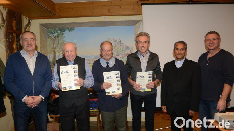 Vorsitzender Max Simmerl (links), Bürgermeister Reinhard Sollfrank und Präses James Mudakodil (von links) freuen sich über die Treue von Peter Ries (60 Jahre), Engelbert Zeiler (50 Jahre) und Josef Hausner (40 Jahre) (mit Urkunden). Bild: bey