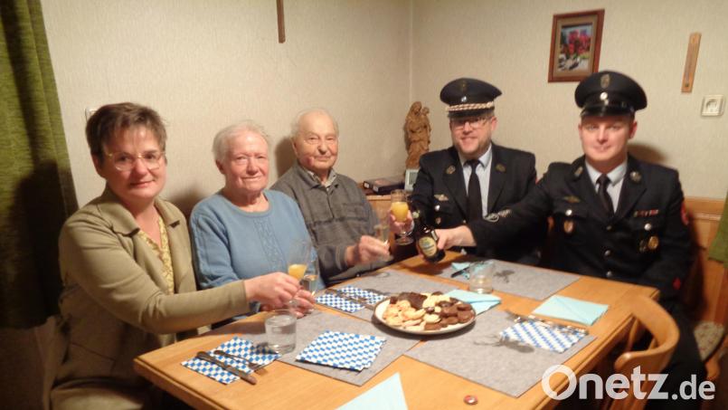 Der Jubilar mit seiner Frau und den Gratulanten Sonja Meier (links) und den Vertretern der Feuerwehr Stephan Pregler und Simon Wellnhofer. Bild: amö