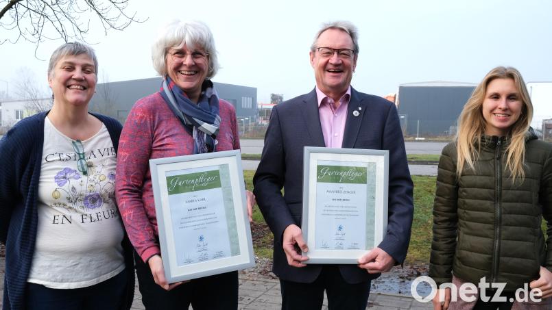 Die Vorsitzende der Gartenpflegervereinigung, Petra Schmid (links), überreicht Maria Karl (Zweite von links) und Manfred Zenger (Zweiter von rechts) die Urkunde für den geprüften Gartenpfleger. Lena Fröhler (rechrs) referiert über den "Klimawandel im Garten". Bild: Hirsch
