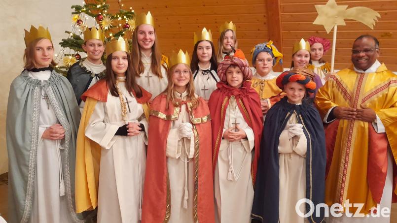 Die Sternsinger der Pfarrei Lintach mit Pfarrer Moses Gudapati (rechts) Bild: jow