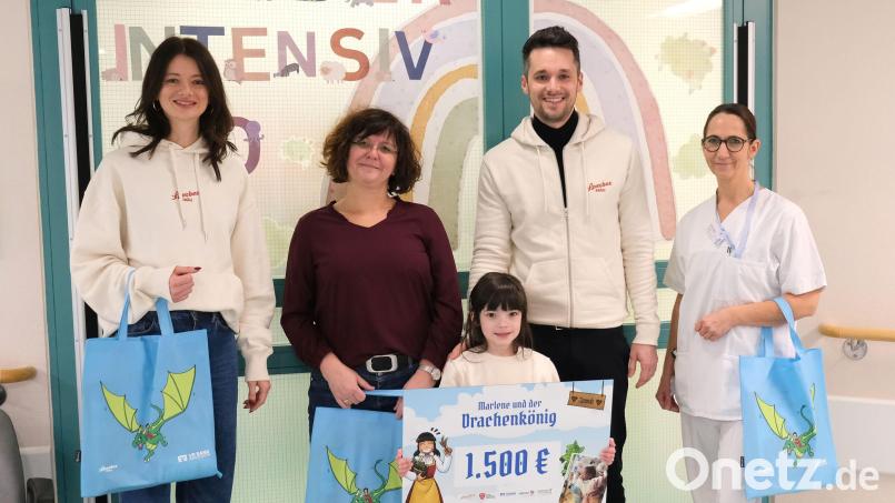 Einen Scheck über 1500 Euro übergab Marlene Sperber (Mitte) mit Papa Michael Sperber, Tante Christina Sperber (links) und Autorin Tanja Weiß (Zweite von links) an die stellvertretende Stationsleiterin Marion Neller (rechts). Bild: Klinikum/Dietl/exb