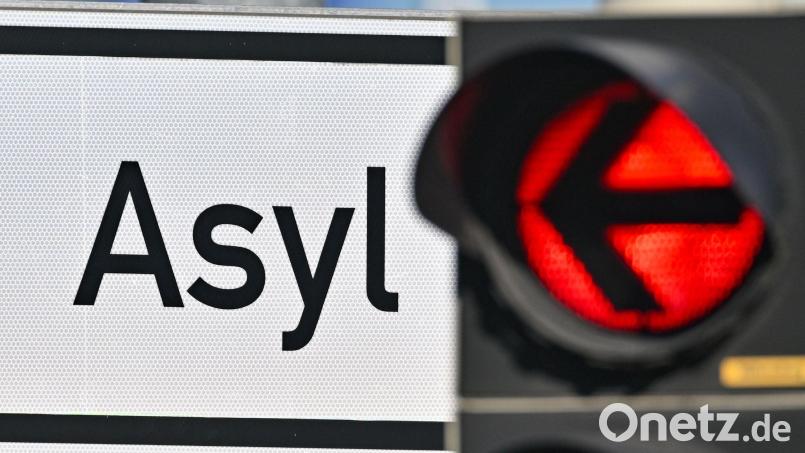 Ein junger Mann hat einen Antrag auf Asyl gestellt. Und wurde abgelehnt. Sein Fall ist vor Gericht aber noch nicht abgeschlossen. . Bild: Patrick Pleul/dpa