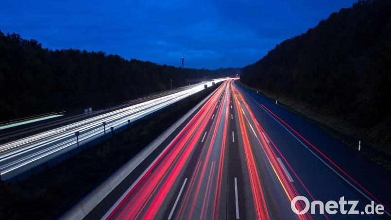 Ein Busfahrer verlor auf der A9 bei Münchberg das Bewusstsein. Zwei Passagiere konnten ihn jedoch rechtzeitig wachrütteln. Symbolbild: Silas Stein /dpa