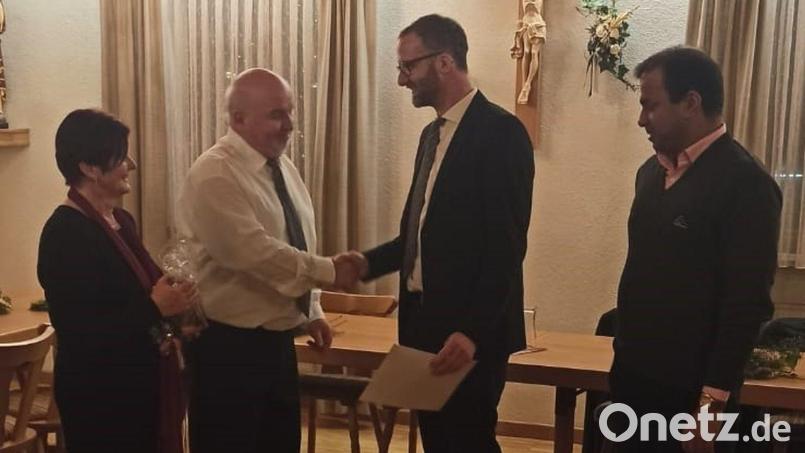Karin Kuhbandner (von links) und Chorleiter Hubert Knott sowie Pfarrer Anish George (rechts) ehrten Johannes Kuchenreuther für seine langjährige Tätigkeit im Kirchenchor Ebnath. Bild: Karin Kuhbandner/exb