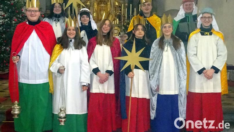 &quot;20 Christus + Mansionem + Benedicat 24&quot; Am Dreikönigstag zogen in den Lauterachtal-Pfarreien Hohenburg, Allersburg und Adertshausen die Ministranten als Sternsinger verkleidet von Haus zu Haus. Bild: bö