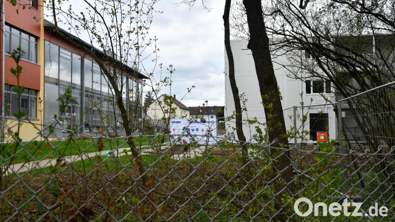 Seit Mai 2023 stehen Container als Notunterkunft für Flüchtlinge auf dem Gelände der Walter-Höllerer-Realschule. Derzeit leben dort 123 Menschen. Im Lauf des Jahres 2024 sollen die Container nach Auerbach Bild: Petra Hartl