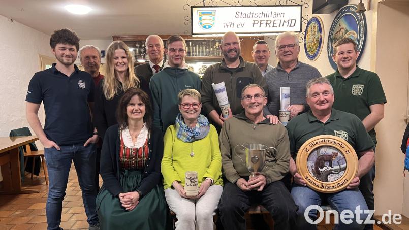 Nach der Siegerehrung der Stadtmeisterschaft und des Silvesterschießens der Stadtschützen Pfreimd entstand das Gruppenbild. Bild: Karin Ruhland/exb