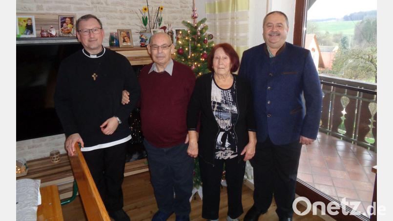 Pfarrvikar Christian Preitschaft zusammen mit dem Jubilar Francesco Cordasco, seiner Frau Lucia Ciferelli und Bürgermeister Peter Dotzler (von links). Bild: dpe