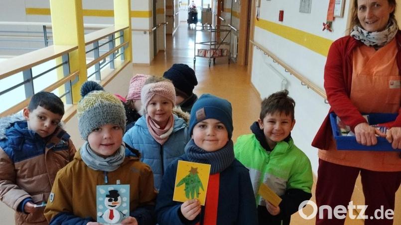 Die Kinder hatten die Karten mit weihnachtlichen Motiven gestaltet. Bild: Kinderhaus &quot;Tausendfüßler&quot;/exb