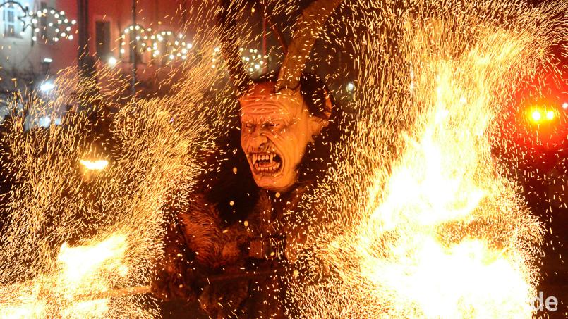 Mit lauter Musik und Feuer ziehen die Perchten durch die Fußgängerzone in Weiden. Über 5000 Zuschauer wollen das Spektakel miterleben. Bild: Kunz